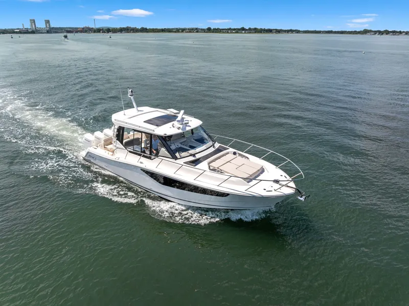 Slide: The Image of Boston Whaler 405 Conquest 2026 - 52