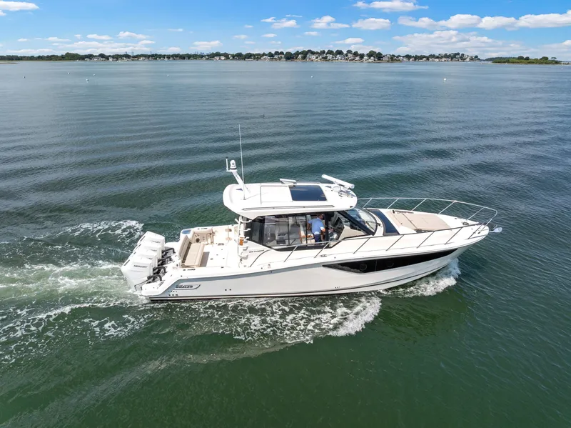Slide: The Image of Boston Whaler 405 Conquest 2026 - 51