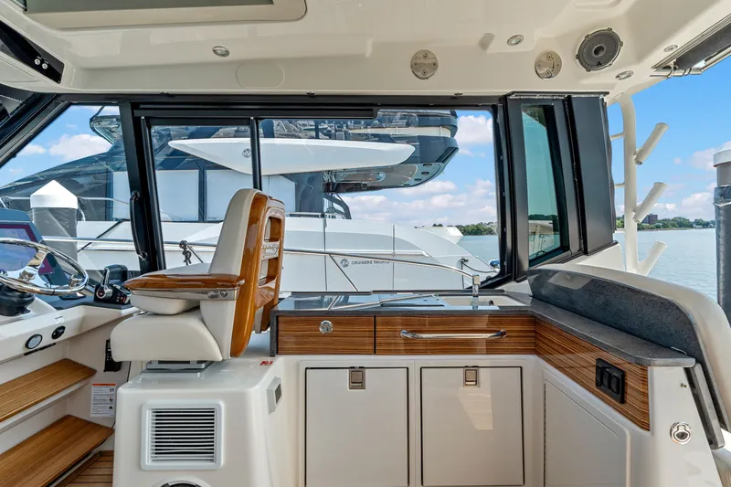 Slide: The Image of Boston Whaler 405 Conquest 2026 - 22