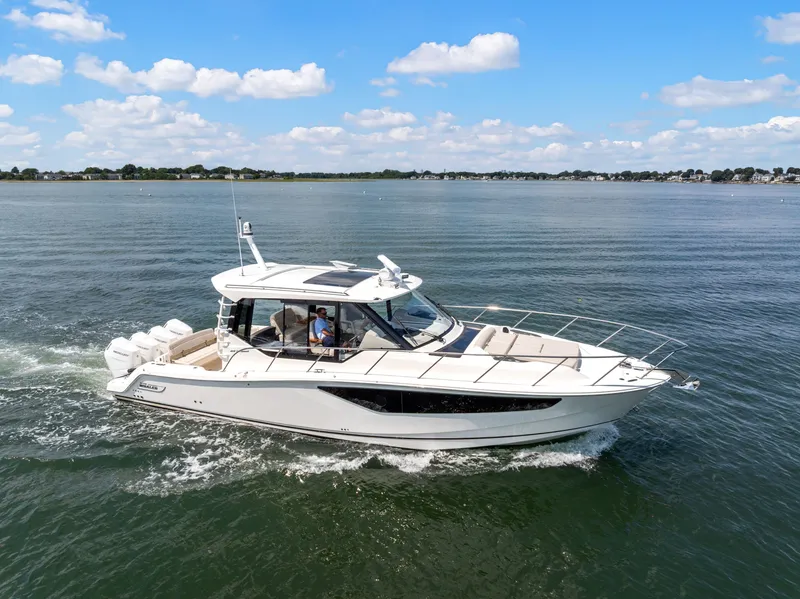 Slide: The Image of Boston Whaler 405 Conquest 2026 - 1