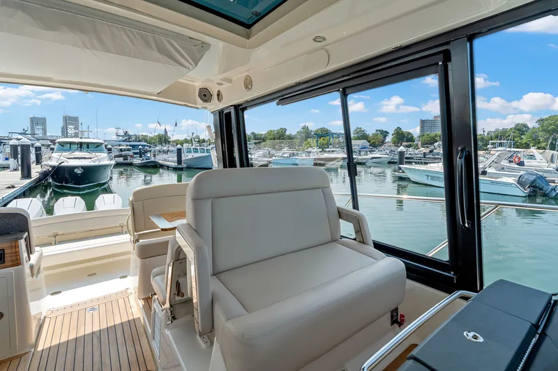 Slide: The Image of Boston Whaler 405 Conquest 2026 - 30