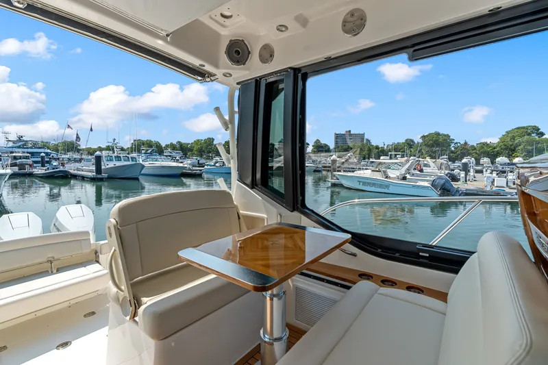 Slide: The Image of Boston Whaler 405 Conquest 2026 - 18