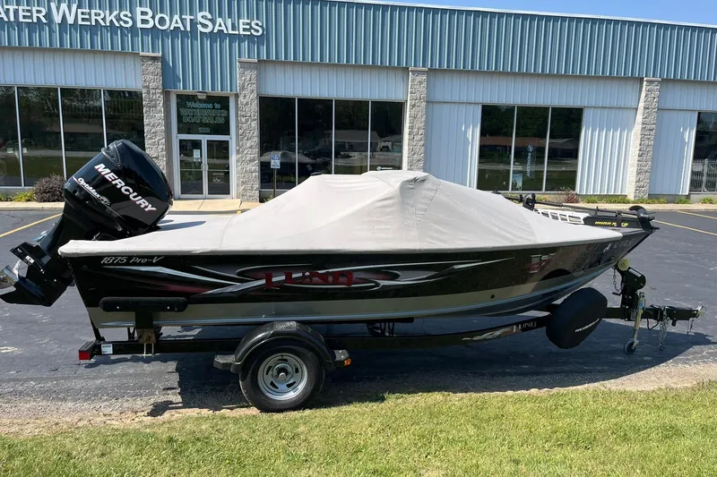 Slide: The Image of 2013 Lund 1875 Pro-V IFS boat with cover, parked outside Water Werks Boat Sales. - 5