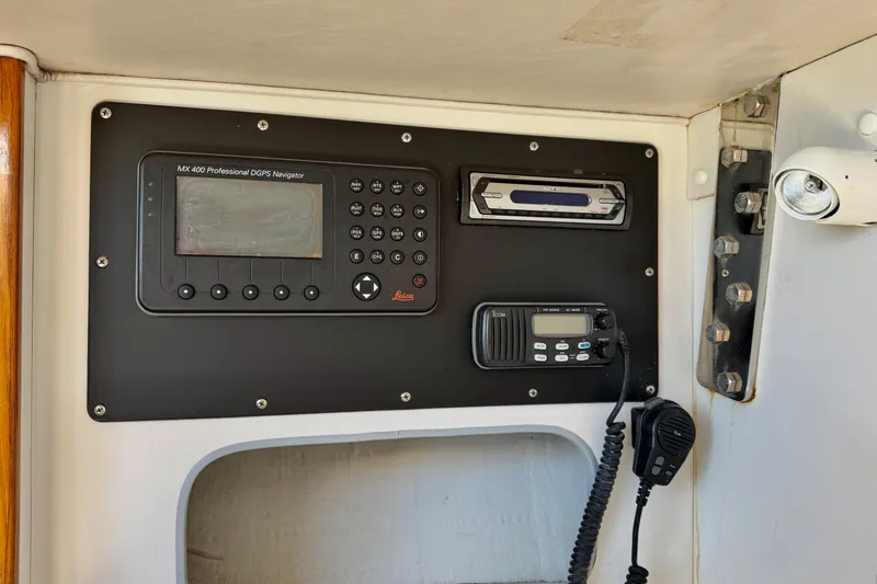 Slide: The Image of 1999 J Boats J/105 navigation panel with GPS, radio, and light. - 33