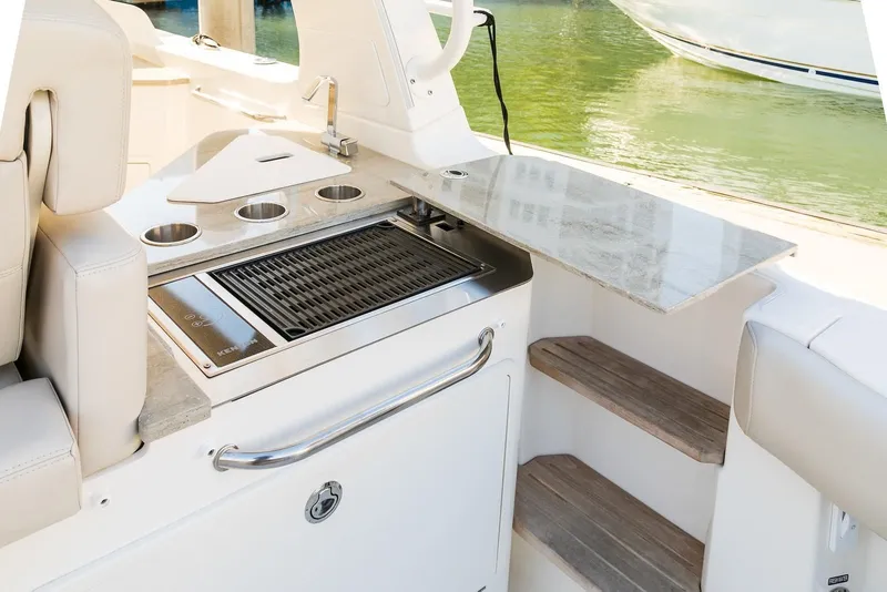 Slide: The Image of Boston Whaler 350 Realm 2026 - 18