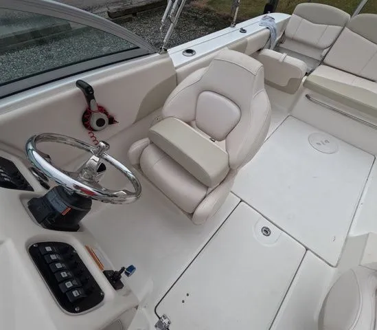 Slide: The Image of Robalo R207 Dual Console 2017 - 15