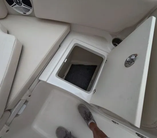 Slide: The Image of Robalo R207 Dual Console 2017 - 23