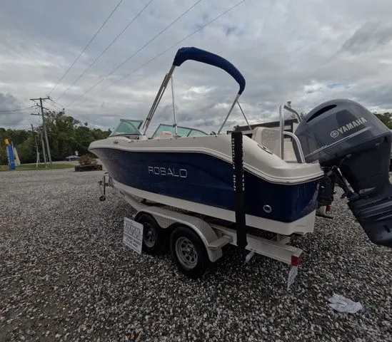 Slide: The Image of Robalo R207 Dual Console 2017 - 4