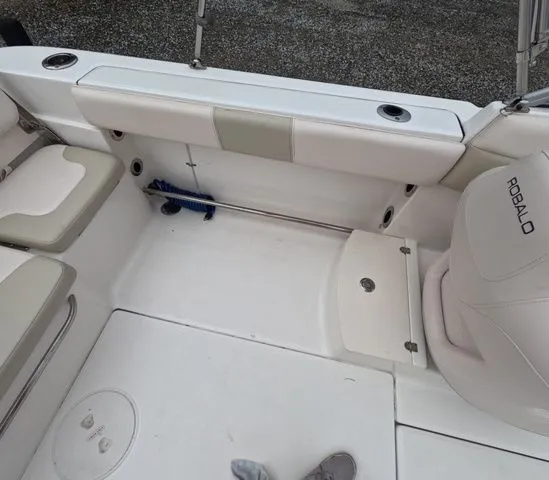 Slide: The Image of Robalo R207 Dual Console 2017 - 9