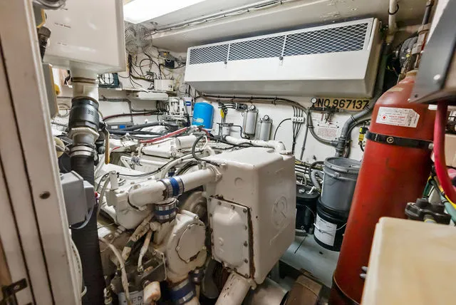 Slide: The Image of Hatteras 40 Motor Yacht 1990 - 31