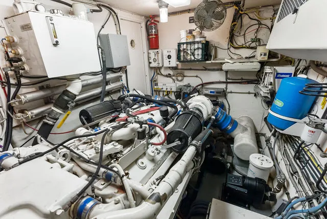 Slide: The Image of Hatteras 40 Motor Yacht 1990 - 32