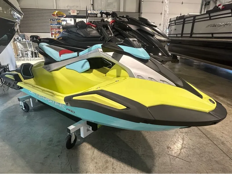 The Image of Yamaha WaveRunner JetBlaster PRO 3-Up 2025 - 1