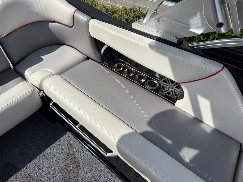 Slide: The Image of MasterCraft X23 2016 - 8