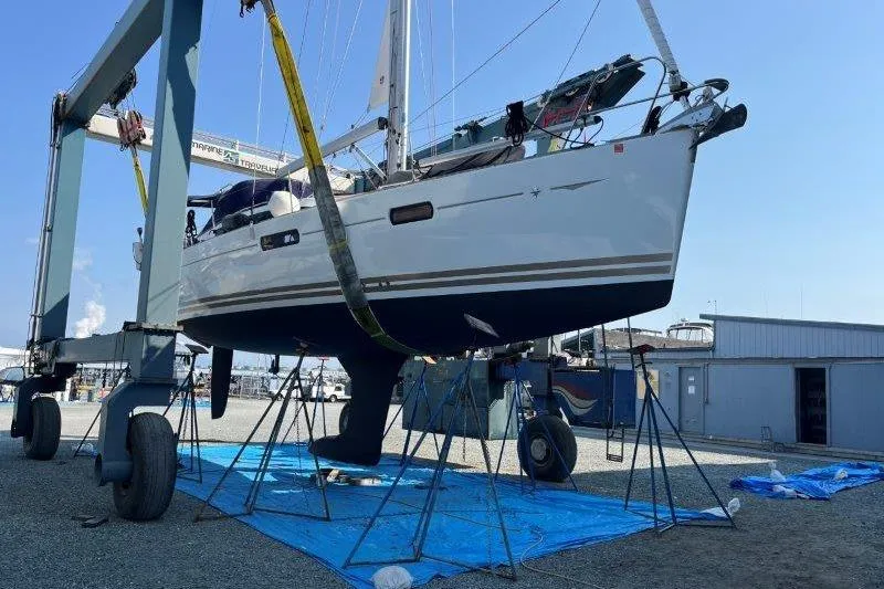 Slide: The Image of Jeanneau Sun Odyssey 42 DS 2011 sailboat in dry dock, supported by stands. - 13