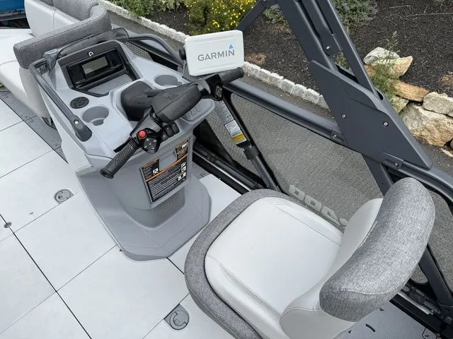 Slide: The Image of Sea-Doo Switch Cruise 18 2023 - 3