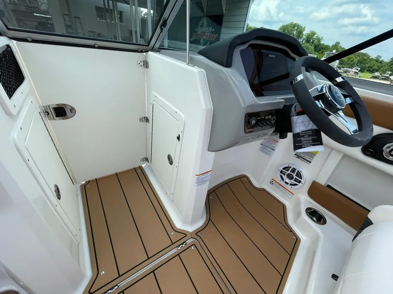 Slide: The Image of Throttle control lever on 2026 Chaparral 21 SSi boat, featuring sleek design and ergonomic handle. - 16