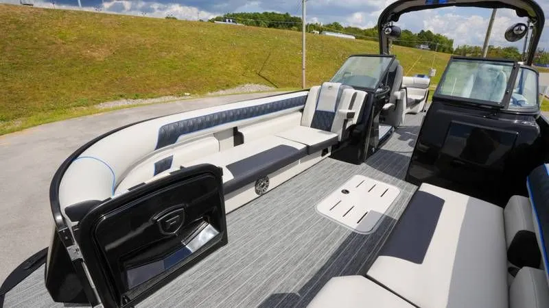Slide: The Image of Premier 270 Supersport RF 2025 - 14