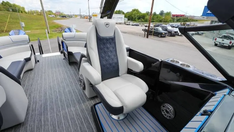 Slide: The Image of Premier 270 Supersport RF 2025 - 32
