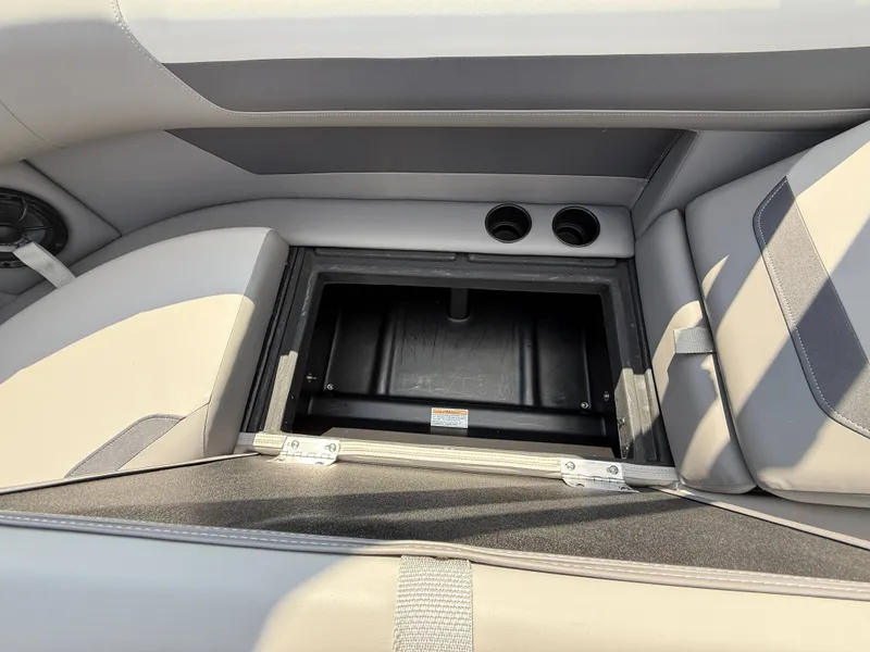 Slide: The Image of Premier 220 Sunscape RF 2026 - 35