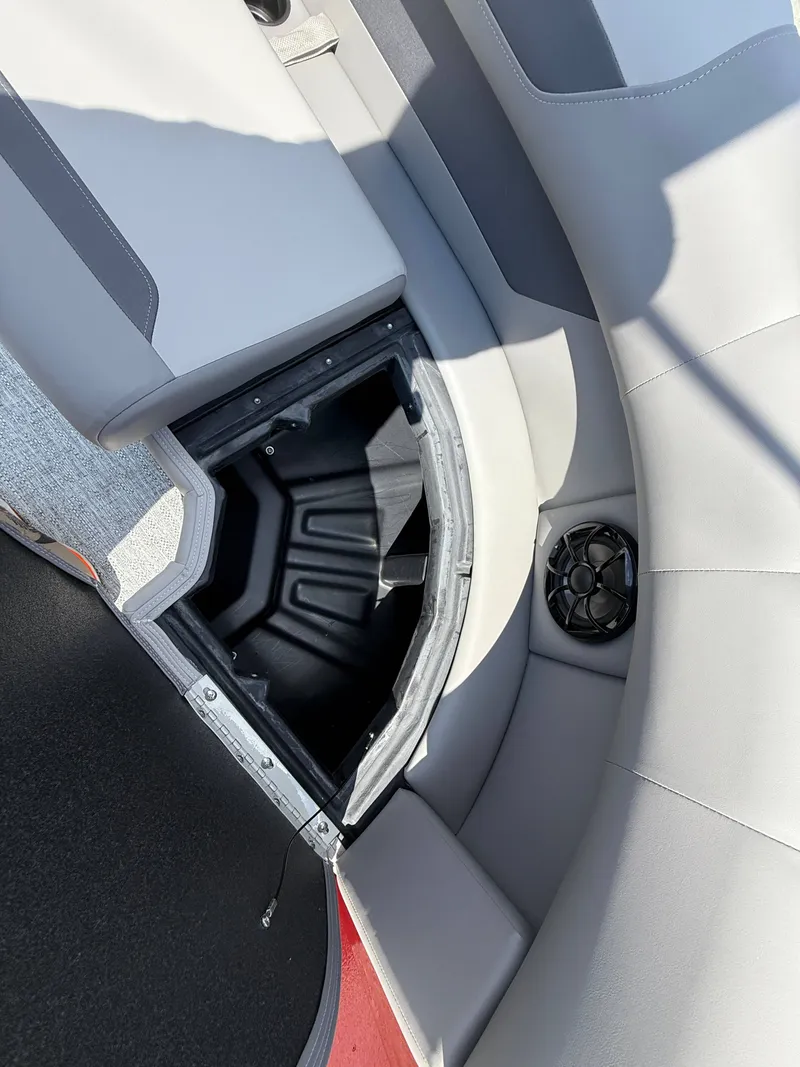 Slide: The Image of Premier 220 Sunscape RF 2026 - 37