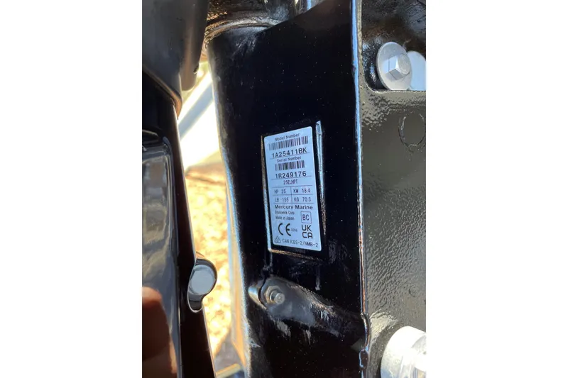 Slide: The Image of Label on 2024 Tracker Grizzly 1654 T Sportsman, displaying model and serial numbers. - 44