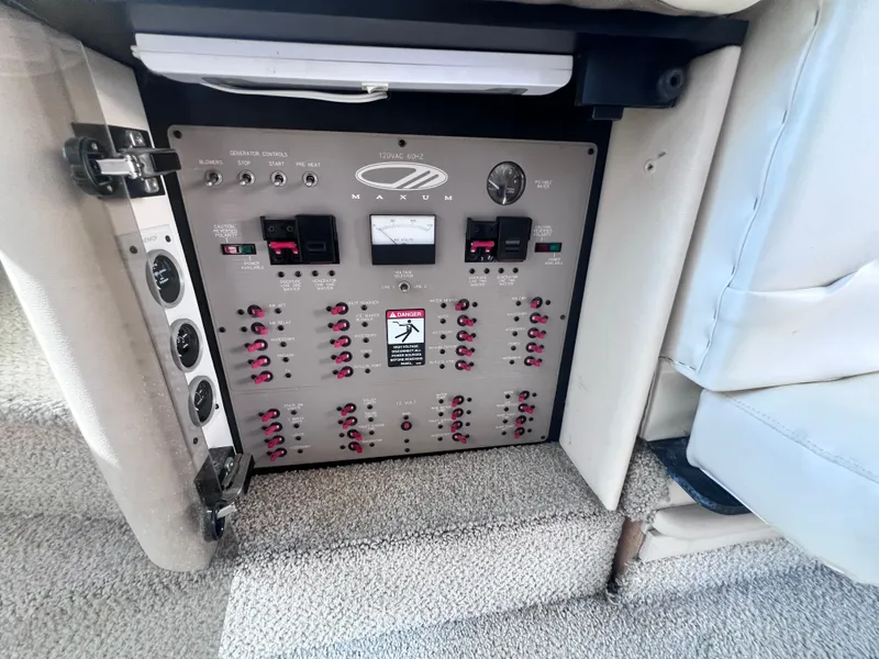 Slide: The Image of Maxum 4100 SCB 2001 - 48