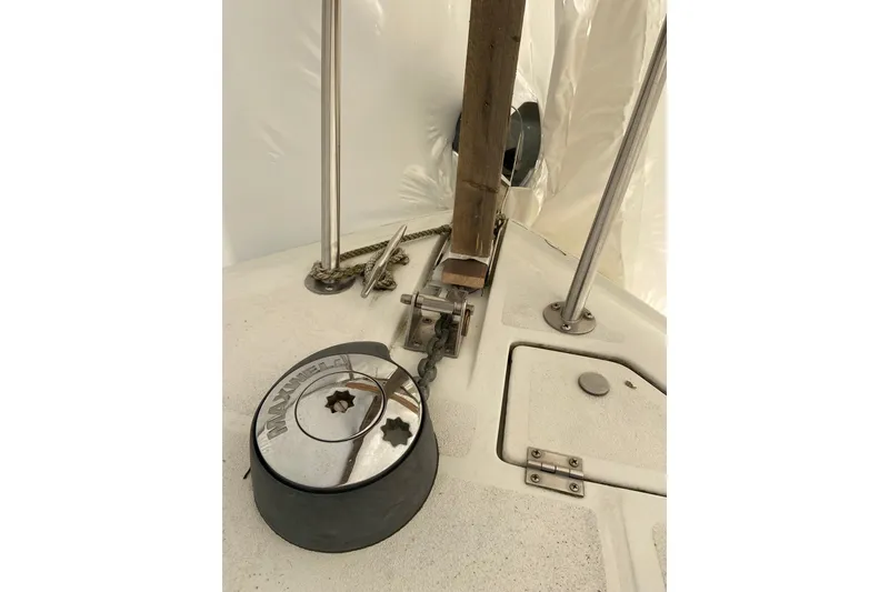 Slide: The Image of 2004 Four Winns 268 Vista boat deck with anchor and winch system. - 53