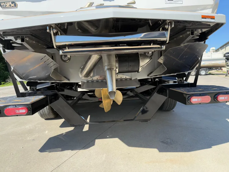 Slide: The Image of 2025 Tigé Ultré 25ZX boat stern with propeller and exhaust system. - 4