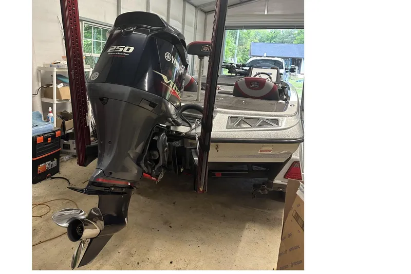 Slide: The Image of 2018 Ranger Z521L boat with Yamaha 250 outboard motor in a garage. - 4