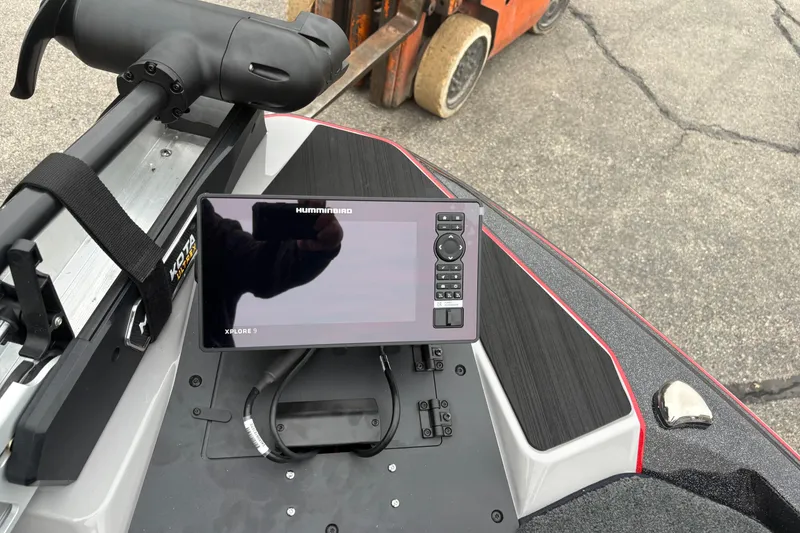 Slide: The Image of 2026 Skeeter ZXE21 boat with Humminbird Xplore 9 fishfinder on deck. - 4