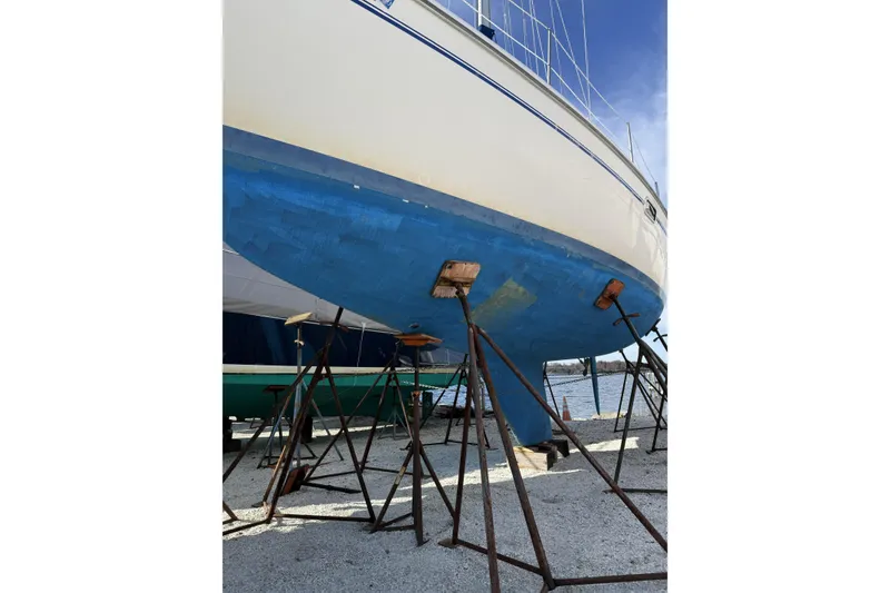 Slide: The Image of Catalina 34 MkII 1999 sailboat on stands, hull view, blue and white colors. - 22