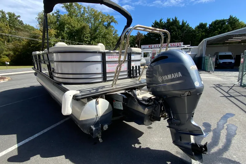 Slide: The Image of 2019 SunChaser Geneva Cruise 24 LR DH Sport pontoon boat with Yamaha 200 engine. - 7