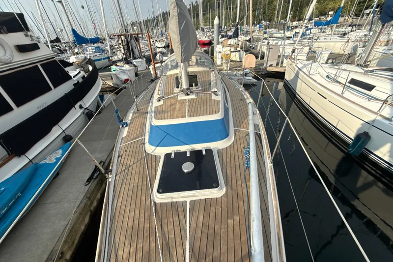 Slide: The Image of 1985 Dehler 372 sailboat docked in a marina, surrounded by other boats. - 10