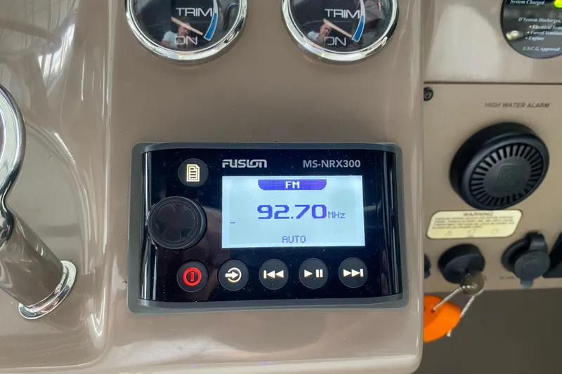 Slide: The Image of Fusion MS-NRX300 radio on 2004 Regal Commodore 3560, tuned to 92.70 MHz FM. - 43