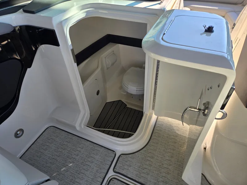 Slide: The Image of Sea Ray SLX 280 Outboard 2026 - 14