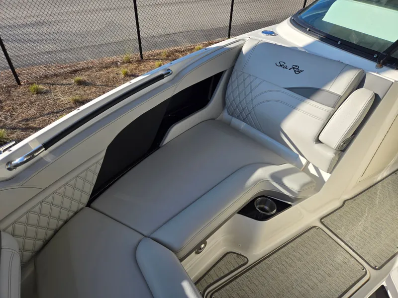 Slide: The Image of Sea Ray SLX 280 Outboard 2026 - 16