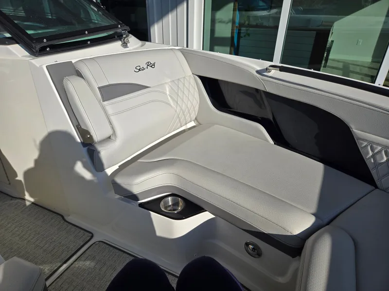 Slide: The Image of Sea Ray SLX 280 Outboard 2026 - 17