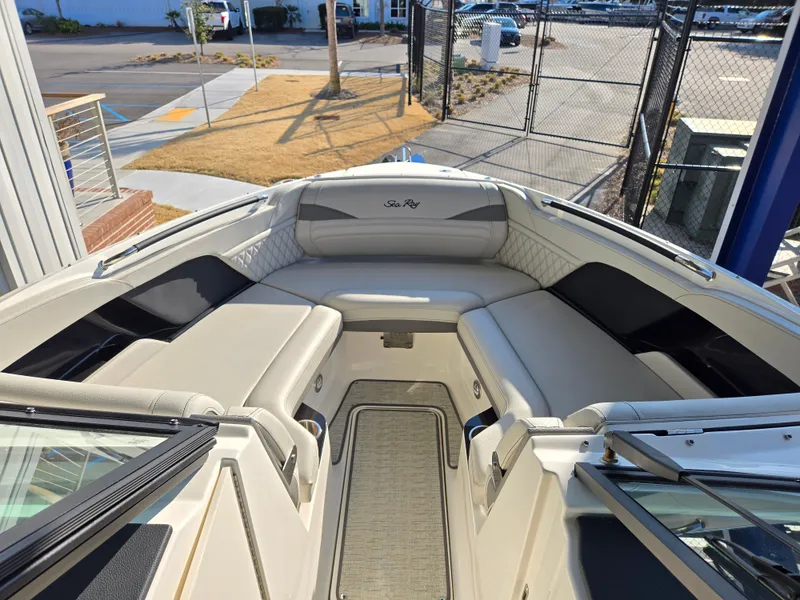 Slide: The Image of Sea Ray SLX 280 Outboard 2026 - 18
