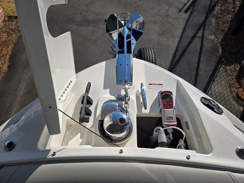 Slide: The Image of Sea Ray SLX 280 Outboard 2026 - 19