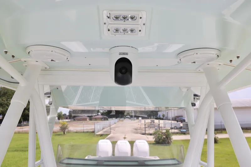 Slide: The Image of 2005 Venture 39 Open boat interior with speakers and camera on the ceiling. - 16