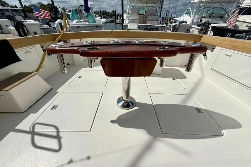 Slide: The Image of Cockpit of 2000 Ocean Yachts 48, featuring a central fishing station and rod holders. - 33