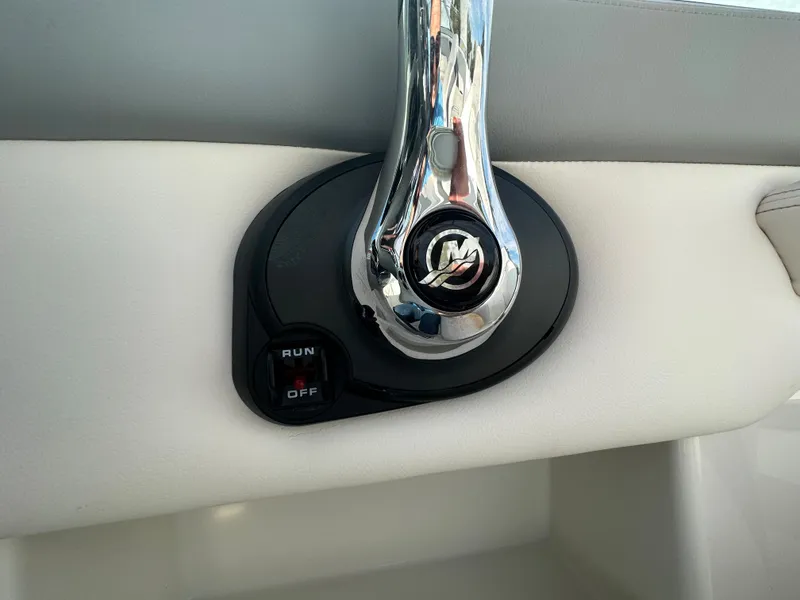 Slide: The Image of 2024 Chaparral 23 SSi boat throttle control with run/off switch. - 23