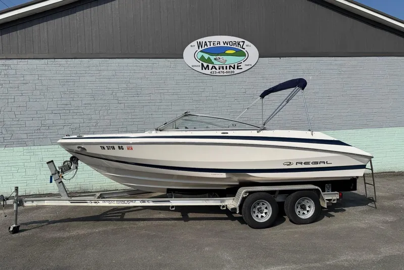 The Image of 2006 Regal 2000 Bowrider boat on trailer at Water Workz Marine. - 0