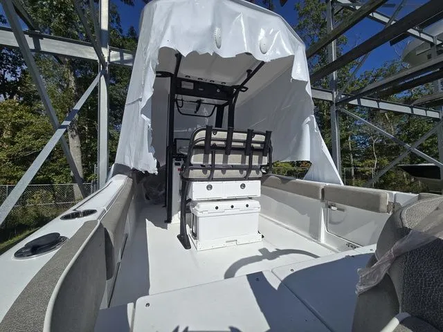 Slide: The Image of Sea Hunt Ultra 235 SE 2026 - 5