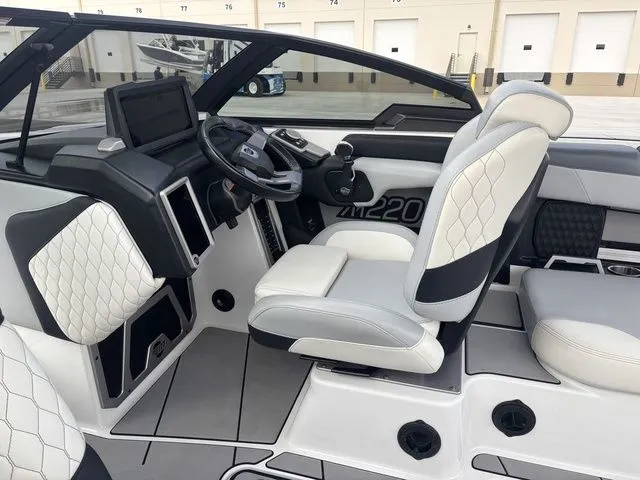 Slide: The Image of Malibu M220 2021 - 10