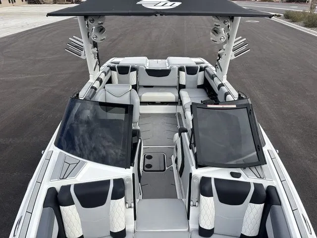 Slide: The Image of Malibu M220 2021 - 11