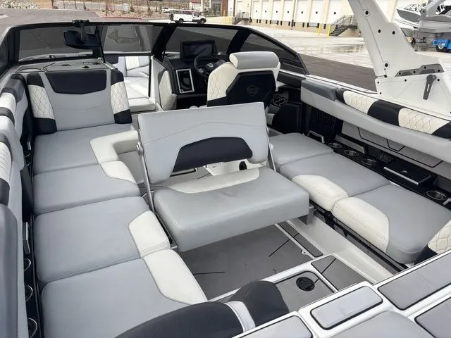 Slide: The Image of Malibu M220 2021 - 13