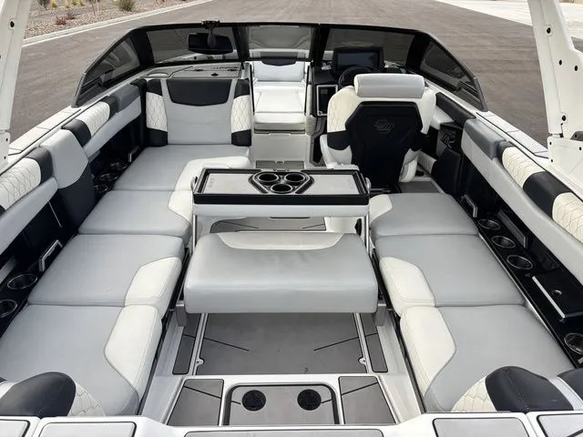 Slide: The Image of Malibu M220 2021 - 14