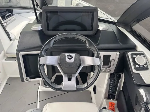 Slide: The Image of Malibu M220 2021 - 17