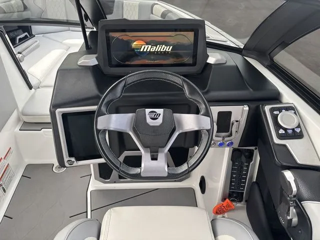 Slide: The Image of Malibu M220 2021 - 18